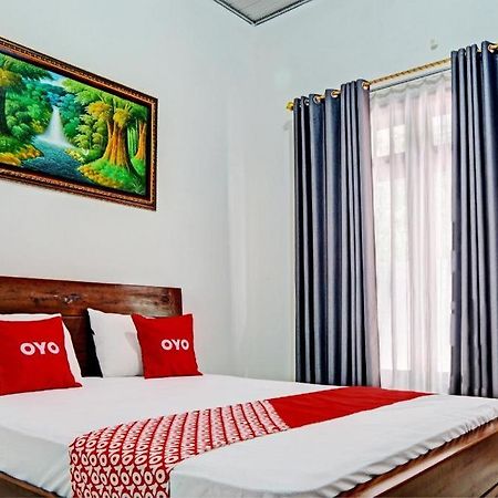 Ayani Guest House Redpartner Blitar Exteriör bild